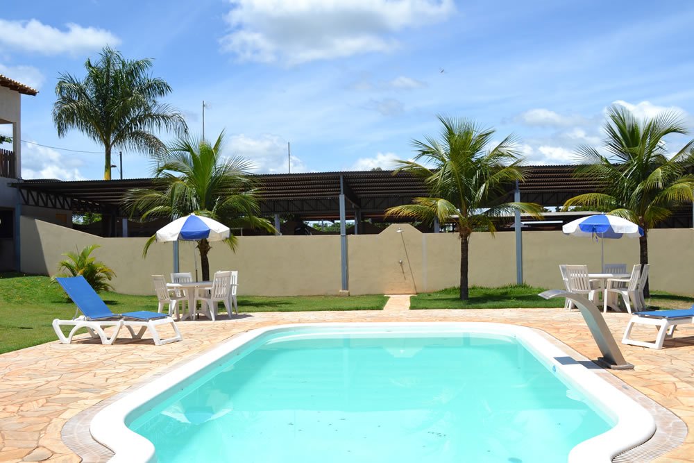 Piscina e guarda-sóis